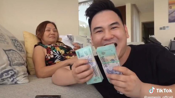 Không hổ danh là mẹ của streamer giàu nhất Việt Nam khi tuyên bố cực ngầu với con trai: Giảm 8 cân tặng nóng ngay 100 triệu đồng!-2