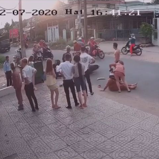 Phẫn nộ: Quay đầu xe ẩu gây tai nạn liên hoàn, gã côn đồ rút tuýp sắt đánh đập dã man nữ nạn nhân, chửi bới đe dọa người can ngăn-2