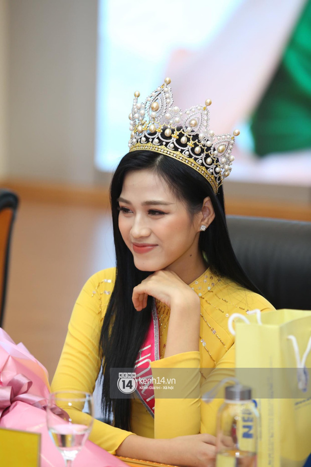 Hoa hậu Đỗ Thị Hà lần đầu về thăm Đại học Kinh tế Quốc dân: Bật khóc khi nhắc đến bức ảnh gây sốt-2