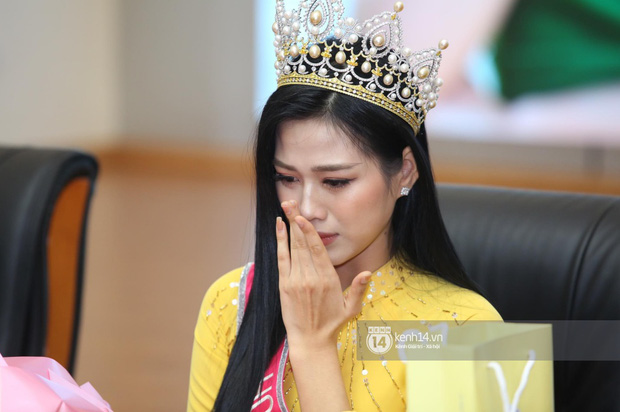 Hoa hậu Đỗ Thị Hà lần đầu về thăm Đại học Kinh tế Quốc dân: Bật khóc khi nhắc đến bức ảnh gây sốt-6