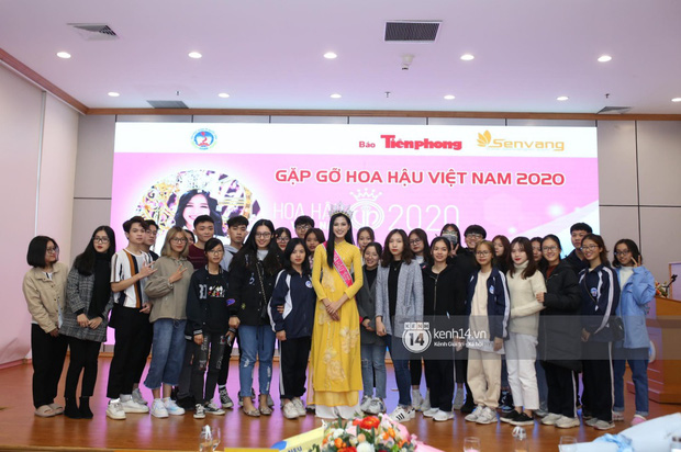 Hoa hậu Đỗ Thị Hà lần đầu về thăm Đại học Kinh tế Quốc dân: Bật khóc khi nhắc đến bức ảnh gây sốt-11