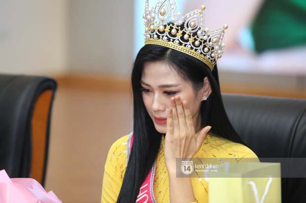 Hoa hậu Đỗ Thị Hà lần đầu về thăm Đại học Kinh tế Quốc dân: Bật khóc khi nhắc đến bức ảnh gây sốt-7