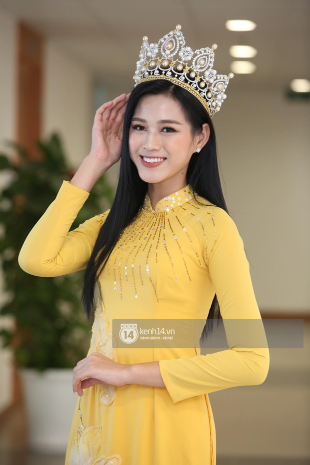 Hoa hậu Đỗ Thị Hà lần đầu về thăm Đại học Kinh tế Quốc dân: Bật khóc khi nhắc đến bức ảnh gây sốt-13