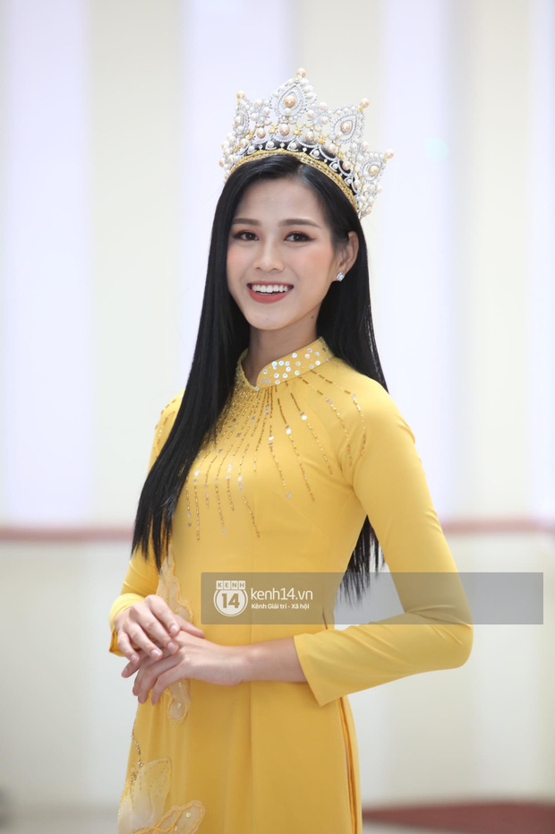 Hoa hậu Đỗ Thị Hà lần đầu về thăm Đại học Kinh tế Quốc dân: Bật khóc khi nhắc đến bức ảnh gây sốt-1
