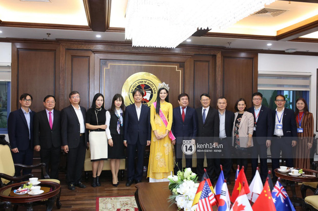 Hoa hậu Đỗ Thị Hà lần đầu về thăm Đại học Kinh tế Quốc dân: Bật khóc khi nhắc đến bức ảnh gây sốt-10