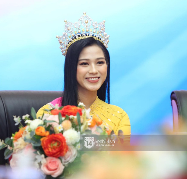 Hoa hậu Đỗ Thị Hà lần đầu về thăm Đại học Kinh tế Quốc dân: Bật khóc khi nhắc đến bức ảnh gây sốt-5