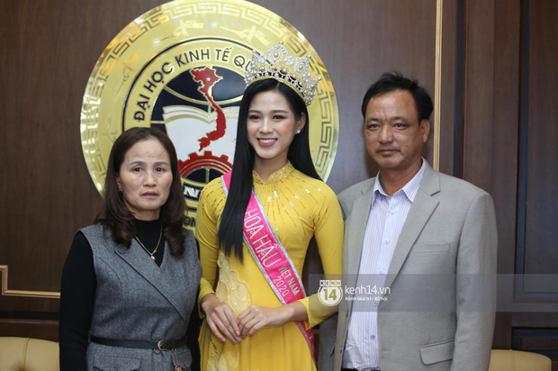 Hoa hậu Đỗ Thị Hà lần đầu về thăm Đại học Kinh tế Quốc dân: Bật khóc khi nhắc đến bức ảnh gây sốt-9