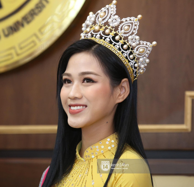Hoa hậu Đỗ Thị Hà lần đầu về thăm Đại học Kinh tế Quốc dân: Bật khóc khi nhắc đến bức ảnh gây sốt-3