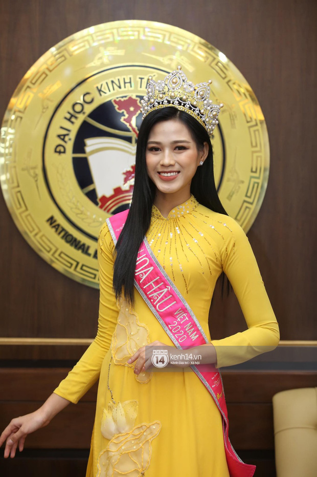 Hoa hậu Đỗ Thị Hà lần đầu về thăm Đại học Kinh tế Quốc dân: Bật khóc khi nhắc đến bức ảnh gây sốt-12