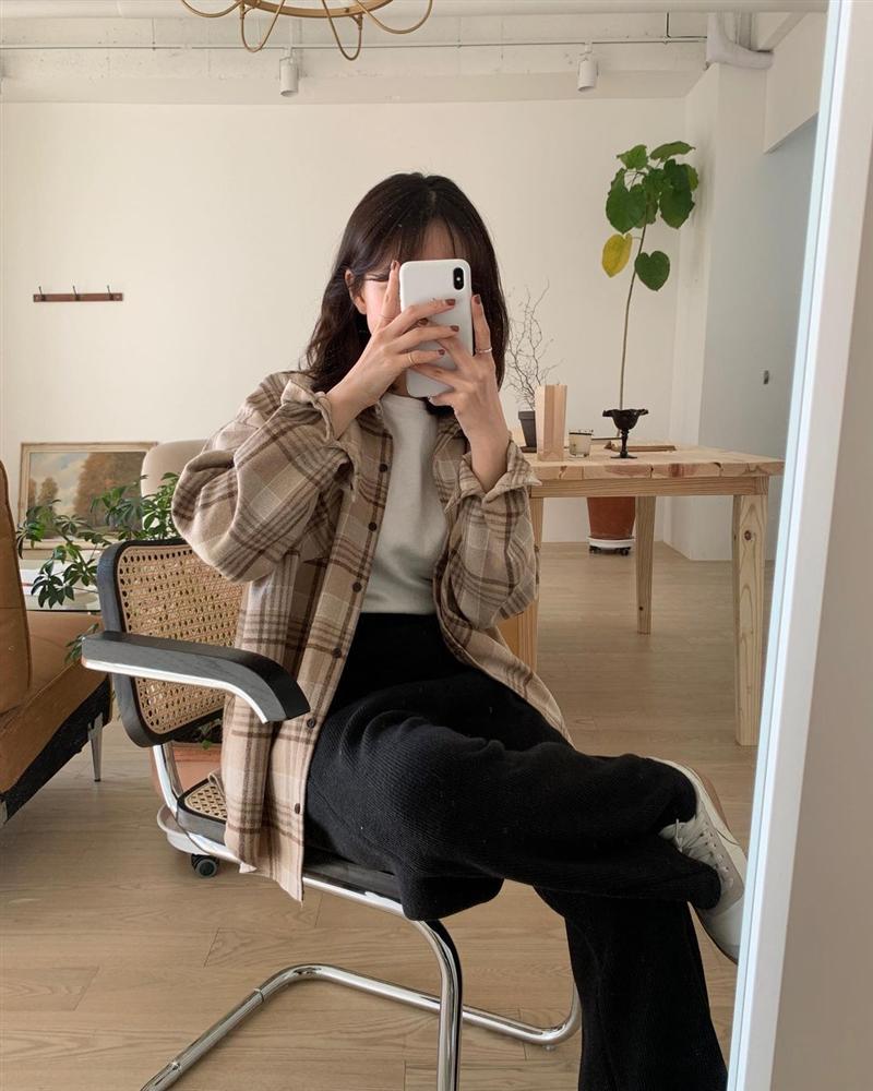 Gái Hàn diện quần đen rất nhiều nhưng luôn xịn đẹp chứ không nhàm chán, đó là vì họ có 4 tips-1