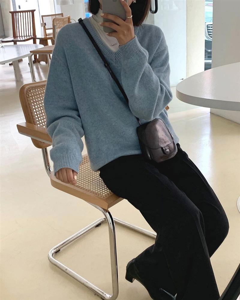 Gái Hàn diện quần đen rất nhiều nhưng luôn xịn đẹp chứ không nhàm chán, đó là vì họ có 4 tips-11