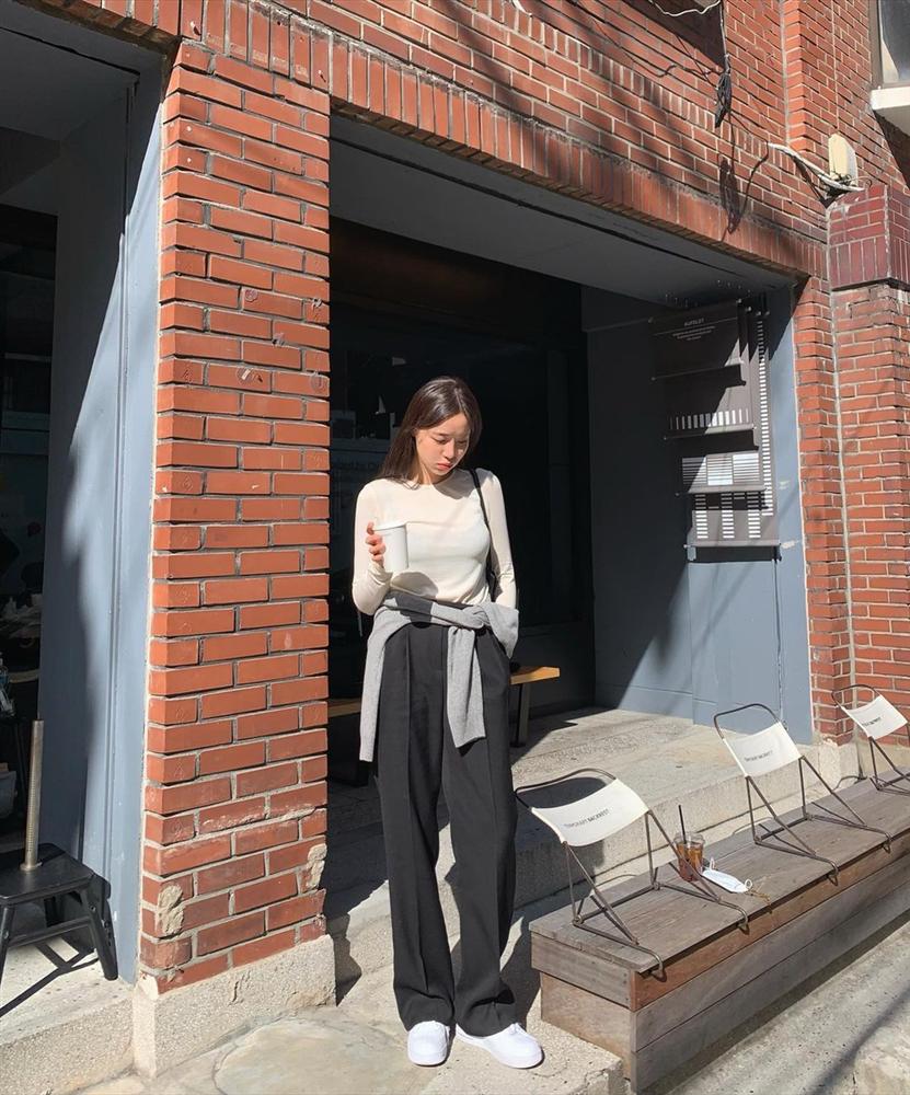 Gái Hàn diện quần đen rất nhiều nhưng luôn xịn đẹp chứ không nhàm chán, đó là vì họ có 4 tips-13