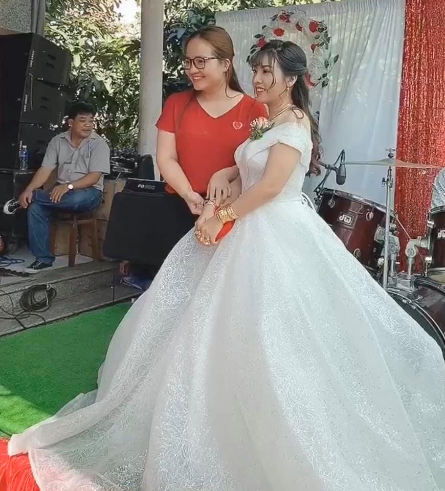 Thị Nở Quách Phượng khoe ảnh tái hôn, dân mạng săm soi số vàng hồi môn-3