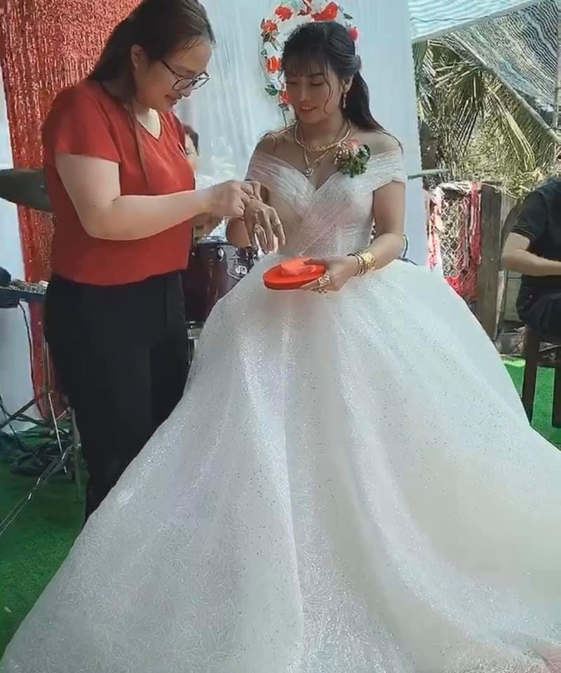 Thị Nở Quách Phượng khoe ảnh tái hôn, dân mạng săm soi số vàng hồi môn-6