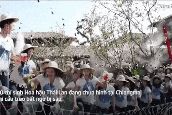 Khoảnh khắc cây cầu gần 200m bị đánh sập trong tích tắc-1