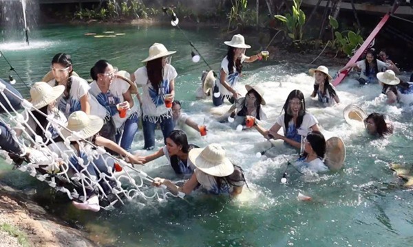Sự cố hy hữu: Đang tạo dáng chụp hình, dàn thí sinh Hoa hậu Thái Lan bị rơi xuống vì cầu sập-3
