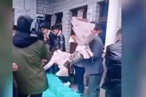 Bị thử thách uống 40 ly rượu mới cho đón dâu, chú rể bá đạo ném thẳng bó hoa cưới xuống đất và tuyên bố 1 câu khiến 2 họ ngã ngửa-1