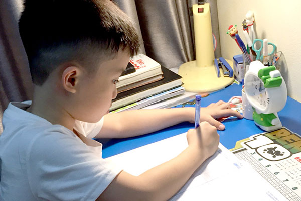 Bài toán 4+4+2=10 bị giáo viên gạch sai, phụ huynh nghe giải thích xong liền nóng máu vì... hoang đường-3