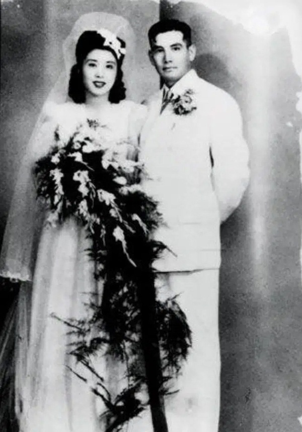 Mỹ nhân 17 tuổi lên xe hoa với người đàn ông từng có 3 đời vợ, 19 tuổi đã trở thành góa phụ, câu nói trước nơi chồng qua đời khiến ai nấy nghẹn lòng-4