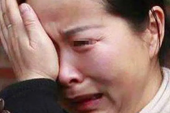 Con gái đột ngột sinh con, bố mẹ choáng váng nhận ra