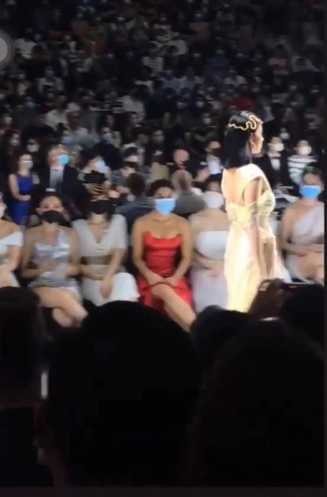 Cô gái mặc váy đỏ, không được mời vẫn ngồi ghế VIP ở show Đỗ Long là ai?-1