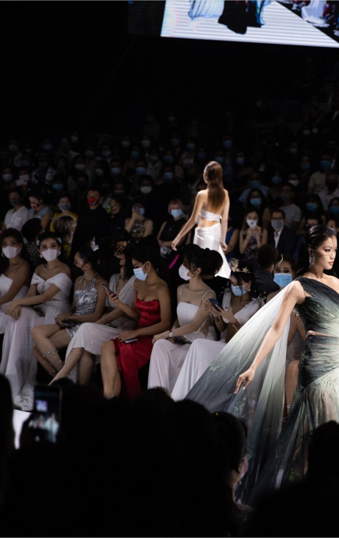 Cô gái mặc váy đỏ, không được mời vẫn ngồi ghế VIP ở show Đỗ Long là ai?-2