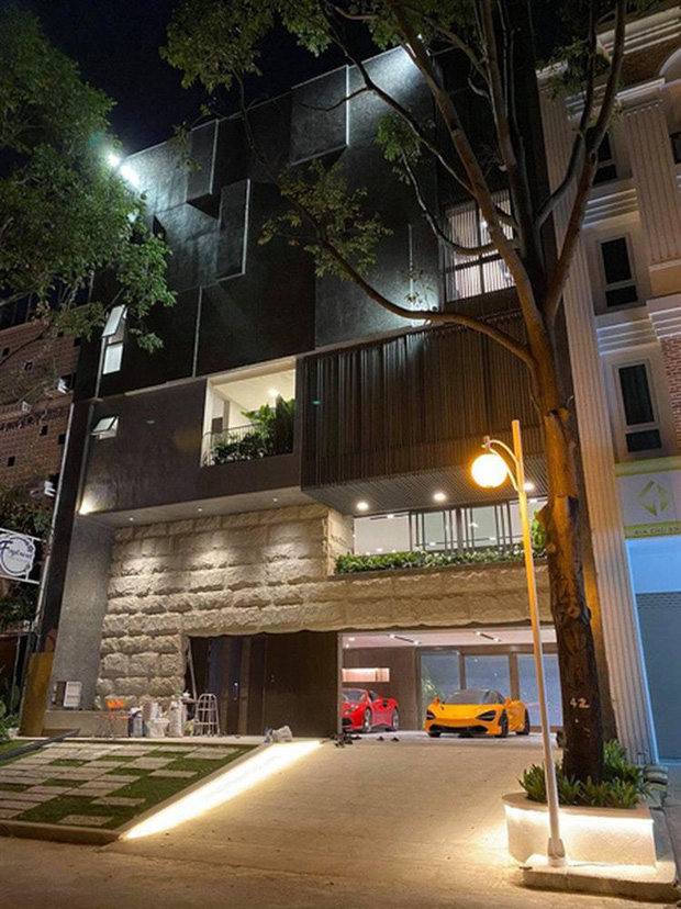 Đàm Thu Trang khoe ảnh toàn cảnh biệt thự bạc tỷ về đêm, dân tình chỉ mải nhìn khoảnh khắc cực tình của 2 vợ chồng-2