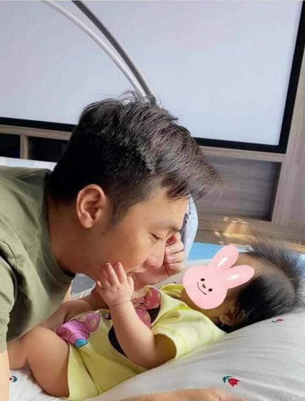 Đàm Thu Trang khoe ảnh toàn cảnh biệt thự bạc tỷ về đêm, dân tình chỉ mải nhìn khoảnh khắc cực tình của 2 vợ chồng-5