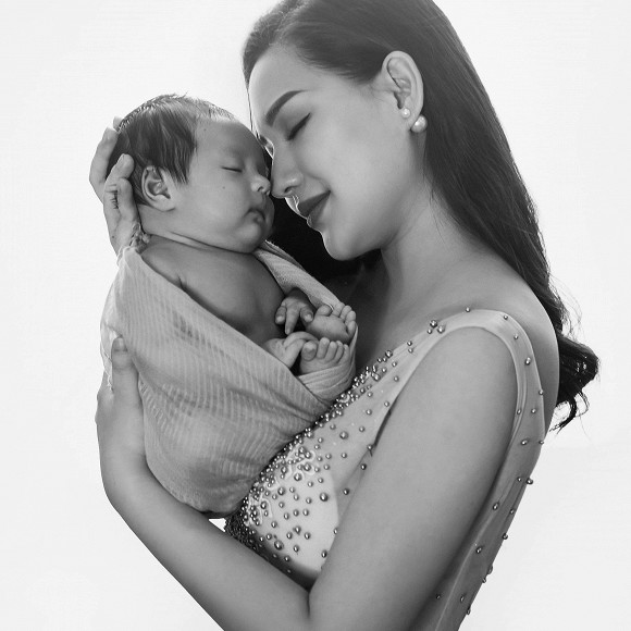 Vợ cũ của cố diễn viên Duy Nhân lần đầu khoe ảnh con đầu lòng cực đáng yêu và xinh xắn-2