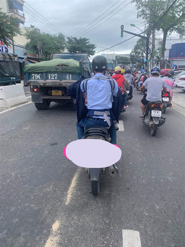 Tan chảy khoảnh khắc ông bố cho con ngồi trước chui vào áo khoác tránh nắng, lấp ló khuôn mặt ra ngoài-1