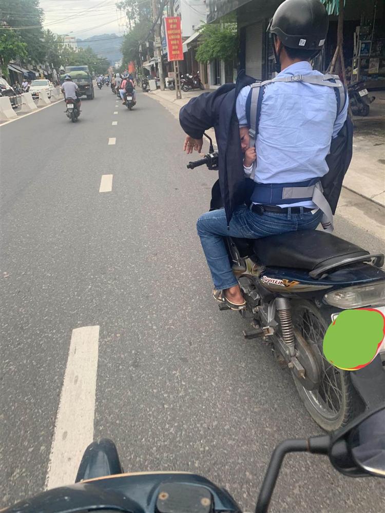 Tan chảy khoảnh khắc ông bố cho con ngồi trước chui vào áo khoác tránh nắng, lấp ló khuôn mặt ra ngoài-2