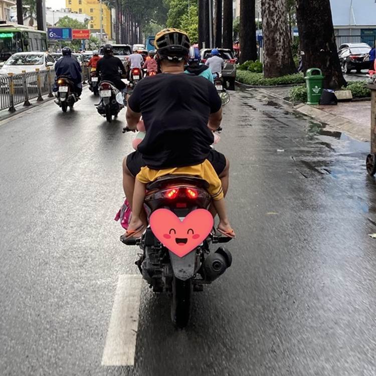 Tan chảy khoảnh khắc ông bố cho con ngồi trước chui vào áo khoác tránh nắng, lấp ló khuôn mặt ra ngoài-3