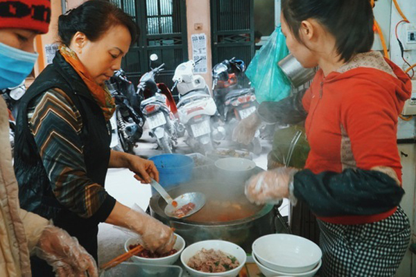 Hàng bánh cuốn kỳ lạ nhất Hà Nội: không biển hiệu, chỉ mở bán lúc nửa đêm-10
