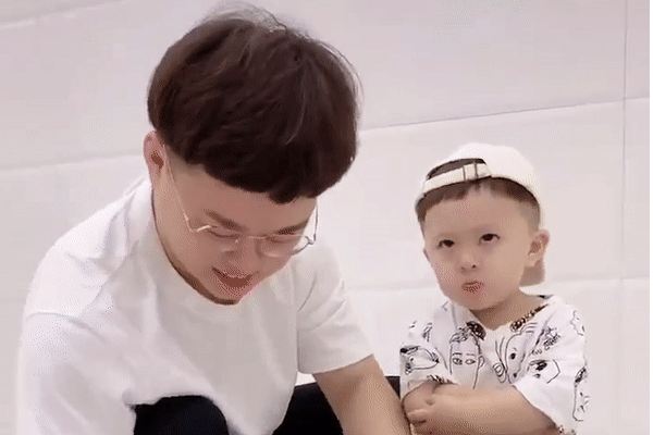 Phát hiện bố xem video gái xinh, cậu con trai lém lỉnh có đòn trừng phạt 