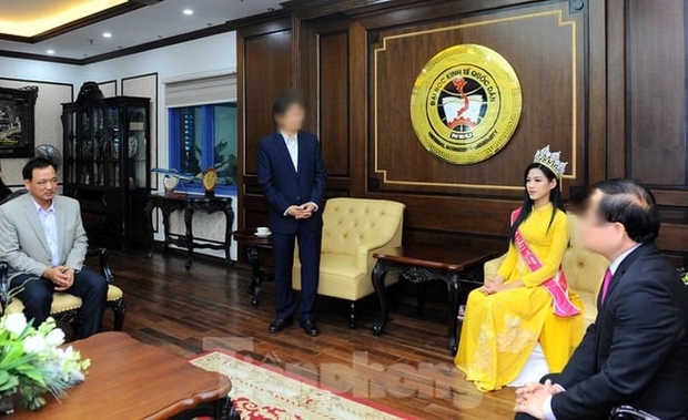 Hoa hậu Đỗ Hà bị chê trách vì ngồi khi thầy giáo đứng báo cáo: Trường KTQD nói gì?-1