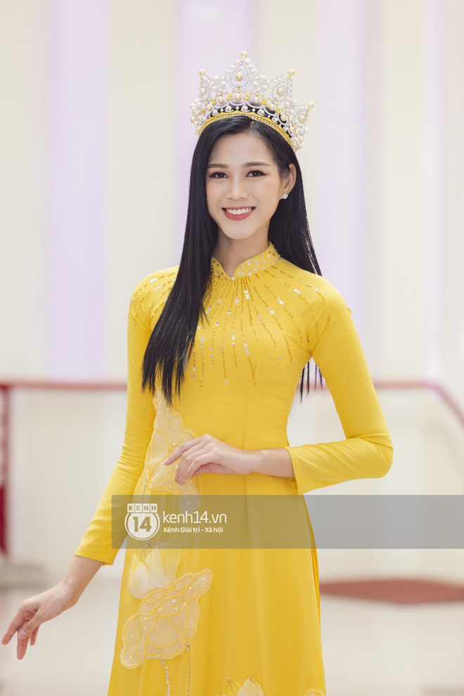 Hoa hậu Đỗ Hà bị chê trách vì ngồi khi thầy giáo đứng báo cáo: Trường KTQD nói gì?-3