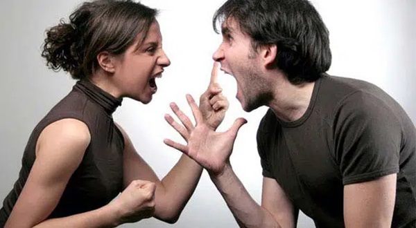 Cãi nhau inh ỏi ở sân bay, người đàn ông thẳng tay ném vợ từ tầng 4, diễn biến sau đó khiến người chứng kiến bàng hoàng-1