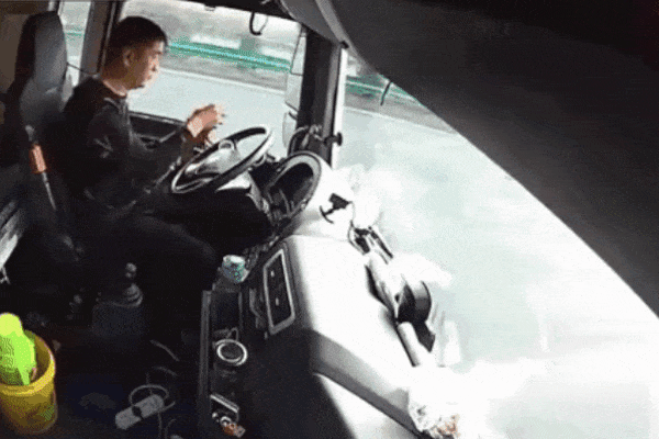 CLIP: Xe khách lao thẳng xuống cầu, nguyên nhân chỉ vì hành động 