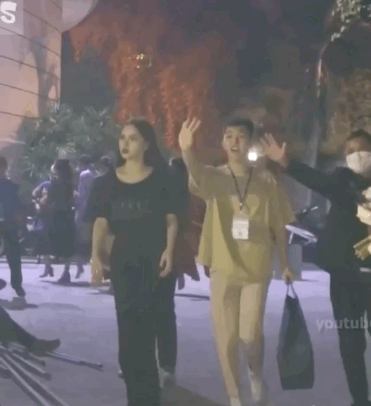 Rầm rộ clip Hương Giang ra về với thái độ gây chú ý sau khi dự sự kiện, netizen tiếp tục khẩu chiến” dữ dội-1