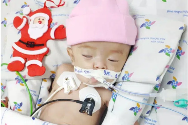 Chồng đi công tác về mà vợ lạnh nhạt đòi ngủ riêng, anh tức giận lắp camare theo dõi thì bật khóc trước cảnh tượng nhìn thấy-5