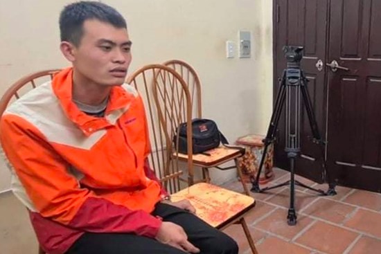 Tên cướp kể quá trình đu dây vào đâm bảo vệ cửa hàng trọng thương rồi lấy điện thoại
