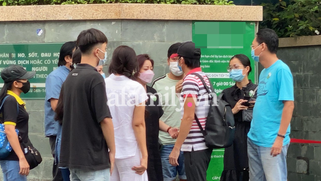 Vợ chồng Trấn Thành, Việt Hương và nhiều nghệ sĩ đến viếng cố nghệ sĩ Chí Tài vào tối muộn, ai cũng bật khóc vì quá đau thương!-39