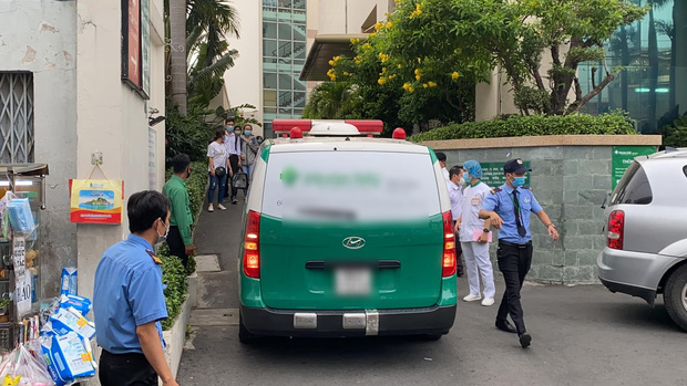 Vợ chồng Trấn Thành, Việt Hương và nhiều nghệ sĩ đến viếng cố nghệ sĩ Chí Tài vào tối muộn, ai cũng bật khóc vì quá đau thương!-36