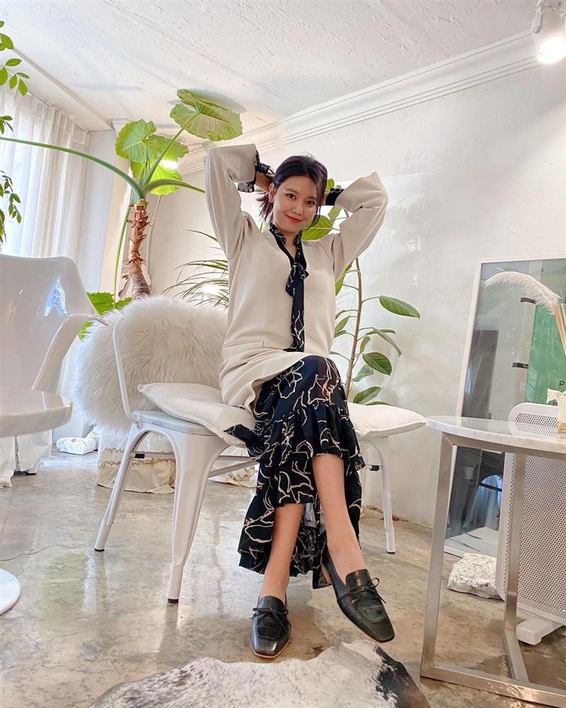 Nhiều nhặn gì đâu, sao Hàn cứ diện quanh 3 mẫu giày này là sành điệu trọn mùa-2