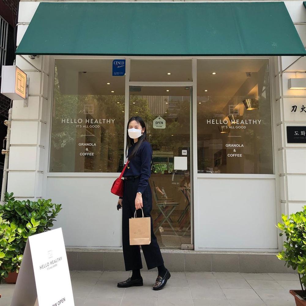 Nhiều nhặn gì đâu, sao Hàn cứ diện quanh 3 mẫu giày này là sành điệu trọn mùa-4