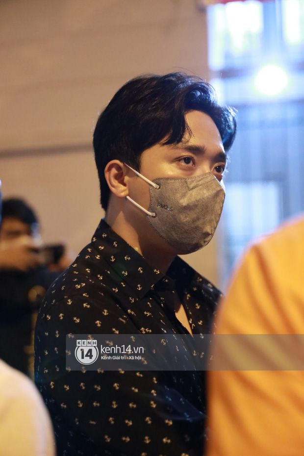 Vợ chồng Trấn Thành, Việt Hương và nhiều nghệ sĩ đến viếng cố nghệ sĩ Chí Tài vào tối muộn, ai cũng bật khóc vì quá đau thương!-24