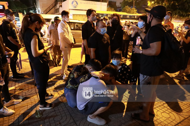 Vợ chồng Trấn Thành, Việt Hương và nhiều nghệ sĩ đến viếng cố nghệ sĩ Chí Tài vào tối muộn, ai cũng bật khóc vì quá đau thương!-9