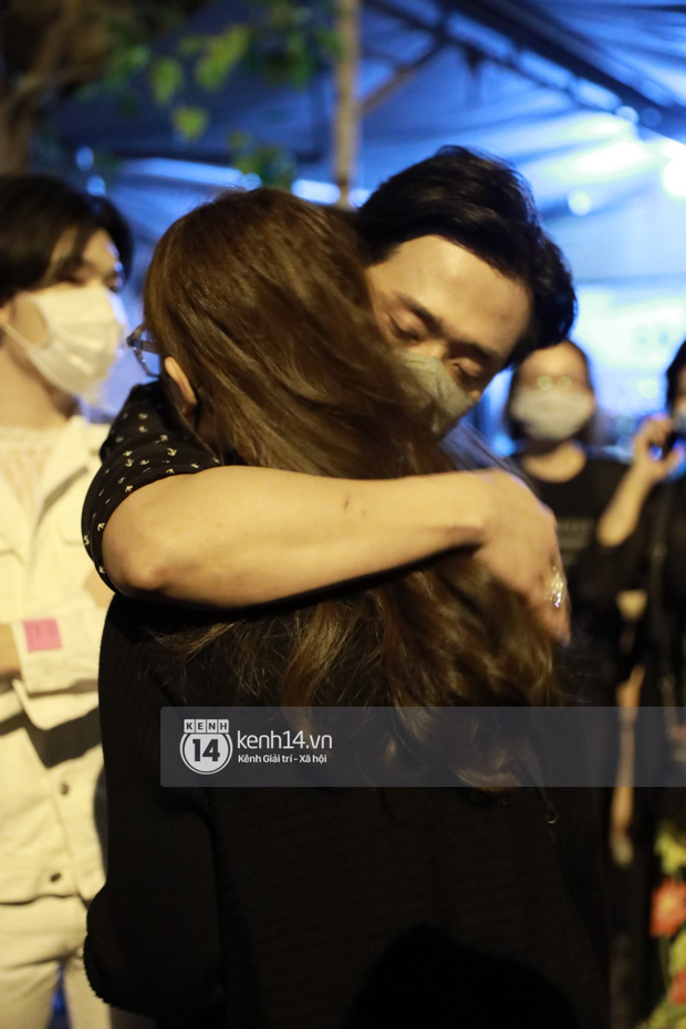 Vợ chồng Trấn Thành, Việt Hương và nhiều nghệ sĩ đến viếng cố nghệ sĩ Chí Tài vào tối muộn, ai cũng bật khóc vì quá đau thương!-29