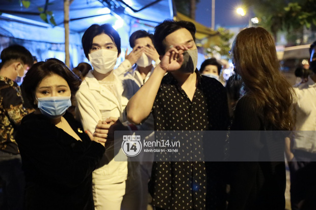 Vợ chồng Trấn Thành, Việt Hương và nhiều nghệ sĩ đến viếng cố nghệ sĩ Chí Tài vào tối muộn, ai cũng bật khóc vì quá đau thương!-23