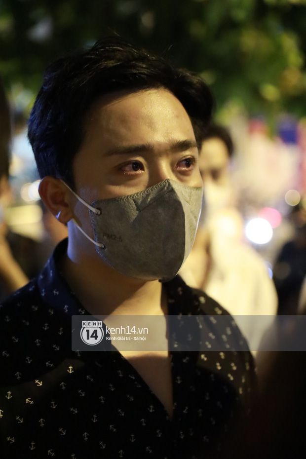 Vợ chồng Trấn Thành, Việt Hương và nhiều nghệ sĩ đến viếng cố nghệ sĩ Chí Tài vào tối muộn, ai cũng bật khóc vì quá đau thương!-26